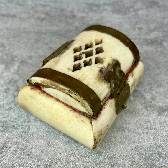 Indiai csont ékszertartó réz verettel