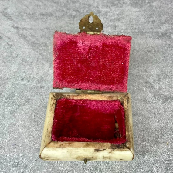 Indiai csont ékszertartó réz verettel