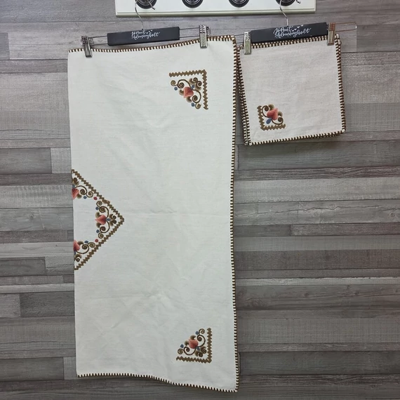 Hímzett törtfehér abrosz és szalvéta szett