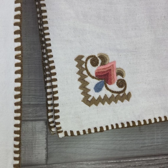 Hímzett törtfehér abrosz és szalvéta szett