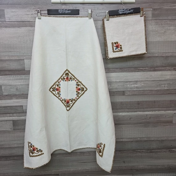 Hímzett törtfehér abrosz és szalvéta szett