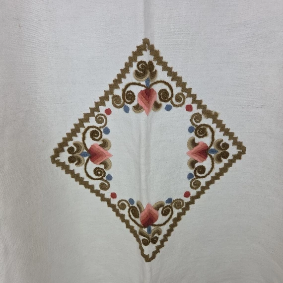 Hímzett törtfehér abrosz és szalvéta szett