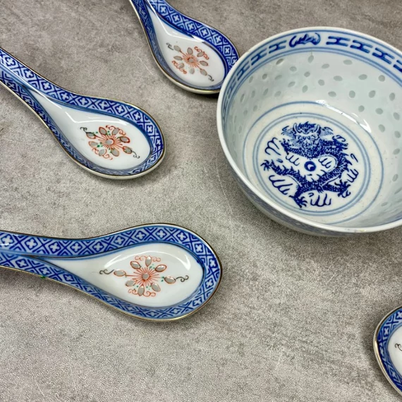 Kínai rizsszem mintás porcelán tányér kanalakkal
