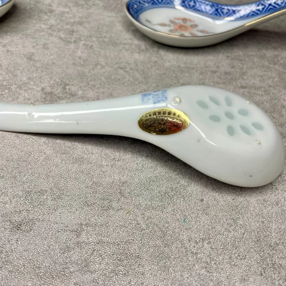 Kínai rizsszem mintás porcelán tányér kanalakkal