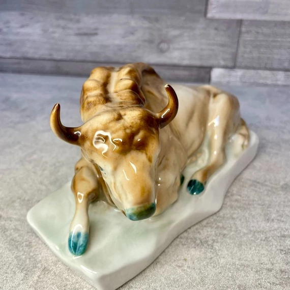 Zsolnay porcelán fekvő bölény figura