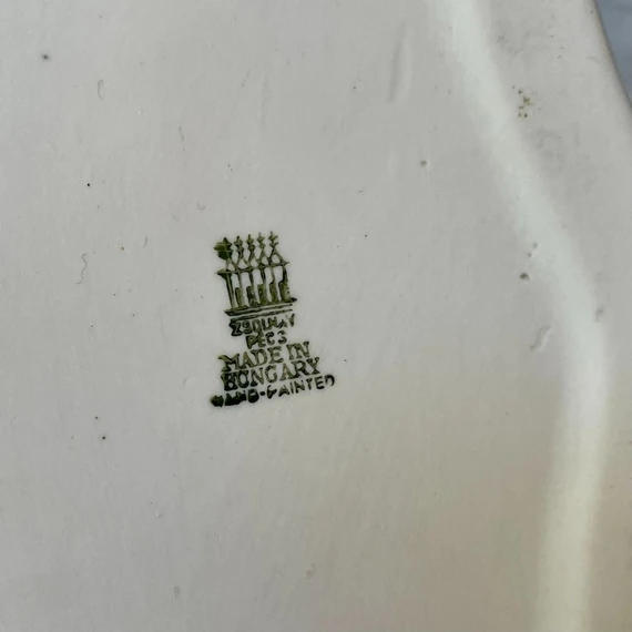 Zsolnay porcelán fekvő bölény figura