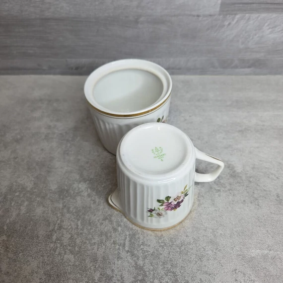 Hollóházi porcelán virágmintás cukortartó és tejkiöntő