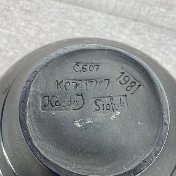 Karda Imre fekete kerámia váza 1981
