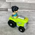 Kép 2/3 - Fisher-Price: Little People traktoros kislány játék figura