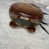 Kép 4/4 - Régi faragott, lakkozott fa kulacs bőr szíjjal