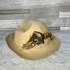 Kép 1/3 - Bézs madártollas női kalap S