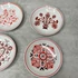 Kép 2/4 - Hollóháza Hungary, Hollóházi porcelán piros-fekete mintás kisméretű fali dísztányérok