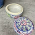 Kép 3/3 - Retro kézzel festett porcelán váza kis ékszertartóval