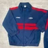 Kép 2/3 - Umbro sötétkék-piros gyerek szabadidő szett 98